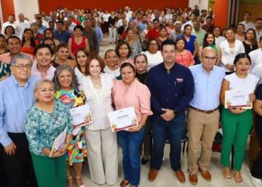 Entrega la alcaldesa Aura Medina constancias de capacitación a colaboradores municipales