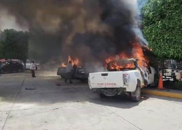 Normalistas de Ayotzinapa vandalizan Congreso de Guerrero y destruyen autos