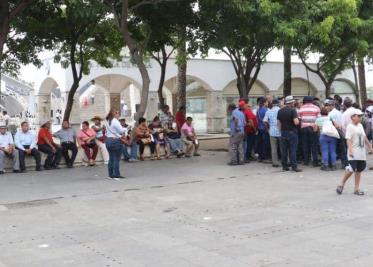 Ex trabajadores municipales exigen pagos de laudos laborales en Tabasco