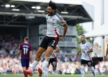 Raúl Jiménez se luce con golazo en Inglaterra