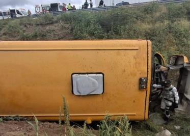 Fuerte accidente: camión con estudiantes de Jalisco vuelca en Guanajuato; hay un muerto y 33 heridos