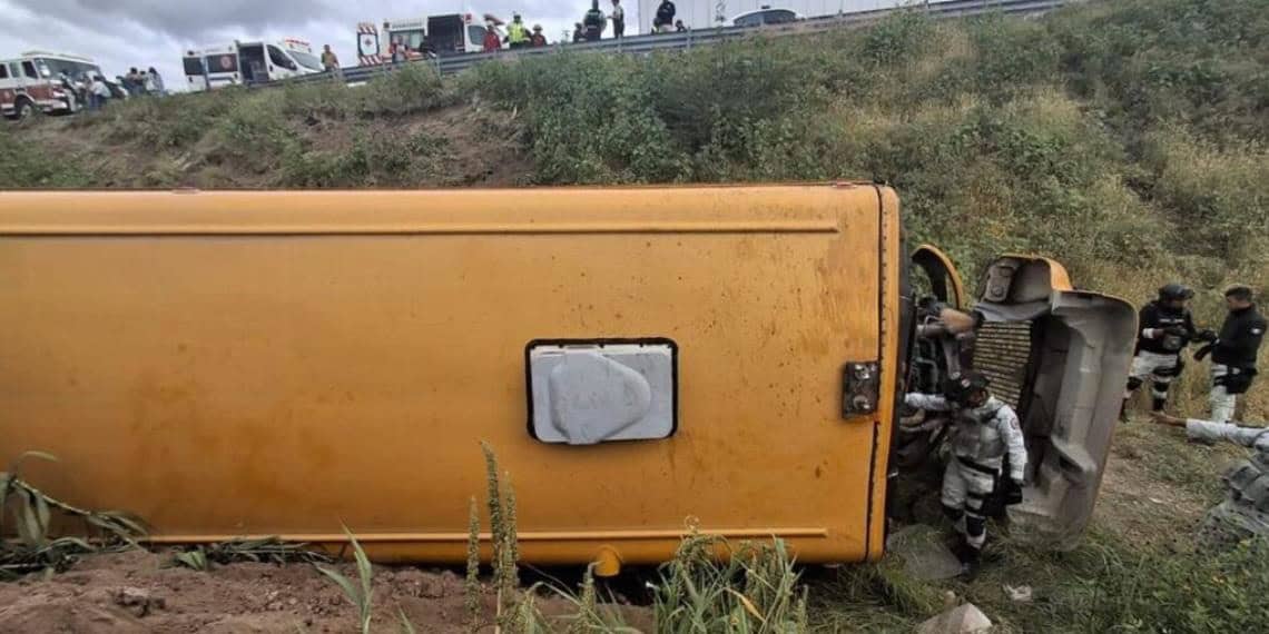 Fuerte accidente: camión con estudiantes de Jalisco vuelca en Guanajuato; hay un muerto y 33 heridos