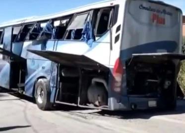 Tren embiste camión de pasajeros y deja 8 lesionados en Saltillo