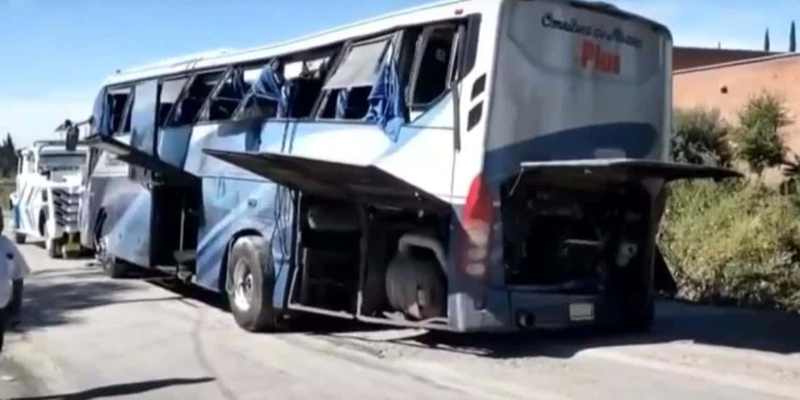 Tren embiste camión de pasajeros y deja 8 lesionados en Saltillo