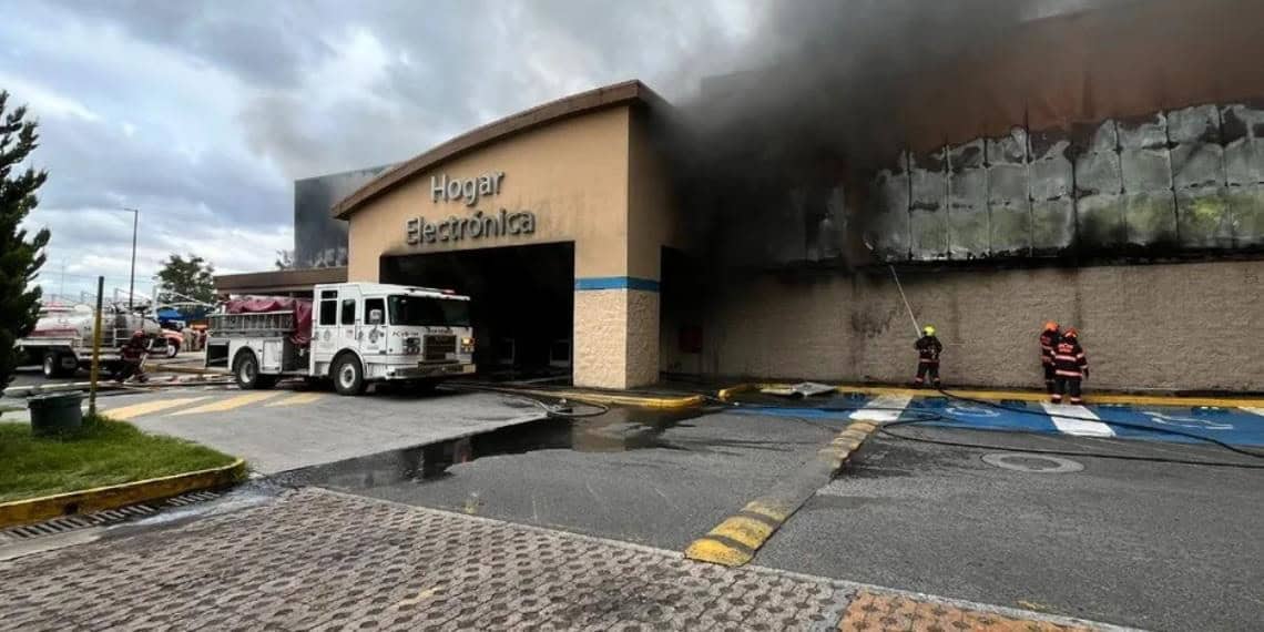 Se incendia Walmart en Zapopan