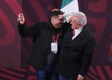 Ofrecen un millón de pesos por reloj de AMLO, revela periodista que ganó rifa en última mañanera