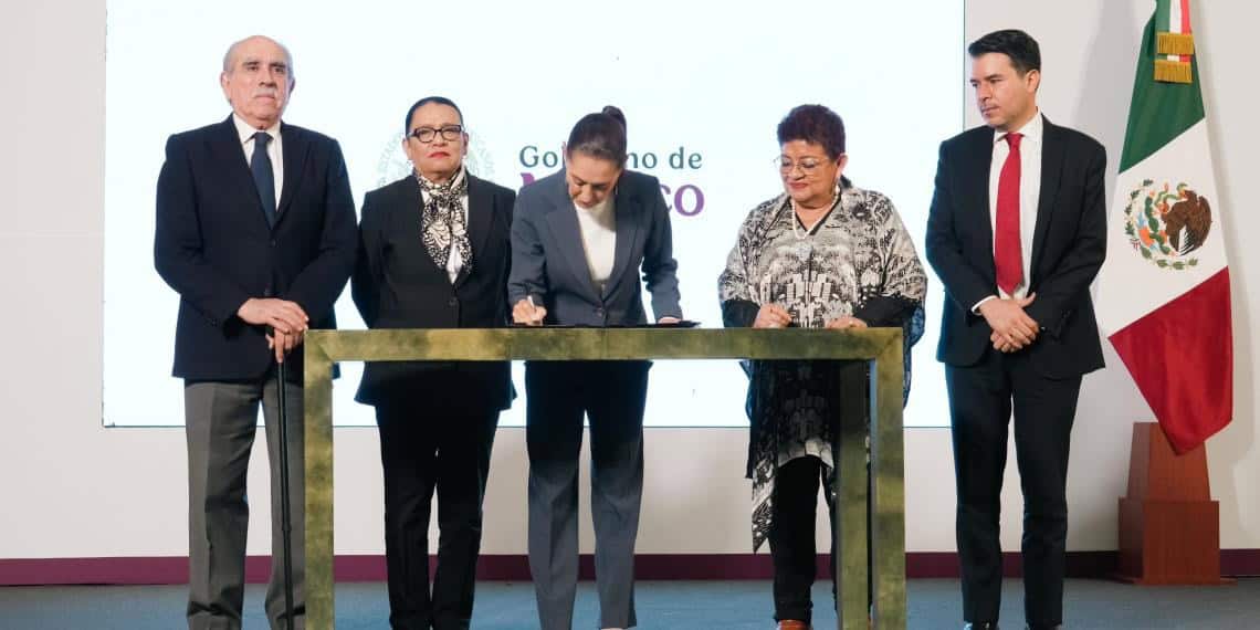 Claudia Sheinbaum firma acuerdo que reconoce como crimen de lesa humanidad la matanza estudiantil del 2 de octubre de 1968