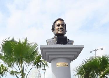 A pesar de que dijo que no, en Veracruz develan busto en honor a López Obrador