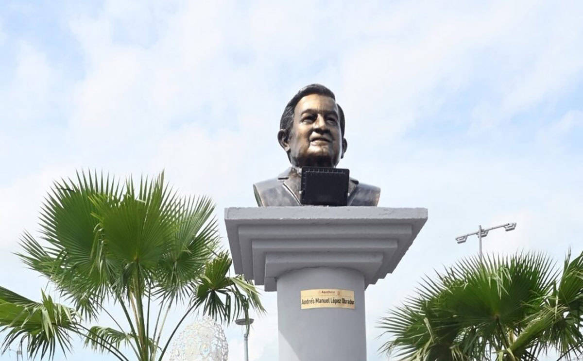 A pesar de que dijo que no, en Veracruz develan busto en honor a López Obrador
