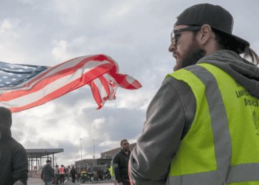 Trabajadores portuarios de EE.UU. concluyen huelga tras acuerdo preliminar