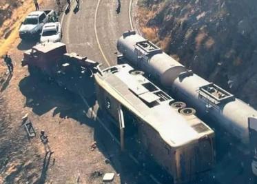 Reportan volcadura de autobús con jornaleros agrícolas en Baja California Sur.