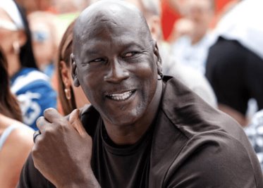 Michael Jordan se compró un jet privado que mandó a pintar con su logo y el número 23