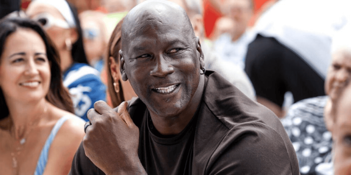 Michael Jordan se compró un jet privado que mandó a pintar con su logo y el número 23