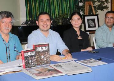 El libro Gracias del ex presidente Andrés Manuel López Obrador fue presentado la noche de este viernes en el Foro Cultural Viva.