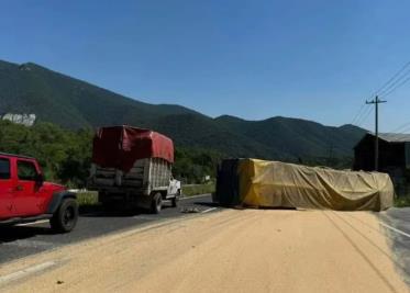 Tráiler vuelca y genera caos vial en la Carretera Nacional en NL; hay un herido