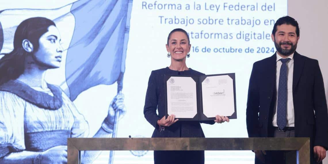 Sheinbaum firma decreto de reforma para que repartidores de plataformas digitales cuenten con prestaciones de ley
