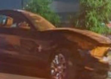 Conductor de 19 años a bordo de un Mustang a exceso de velocidad impacta local