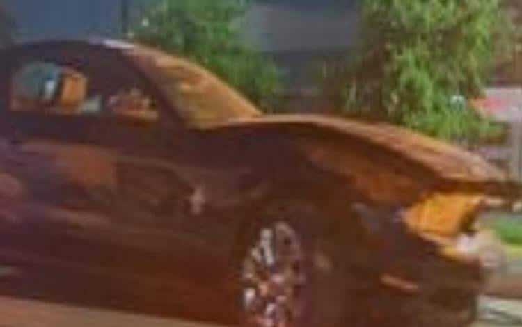 Conductor de 19 años a bordo de un Mustang a exceso de velocidad impacta local