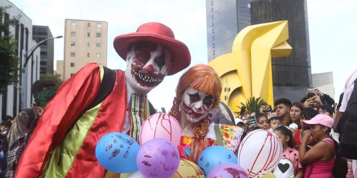 ¡De terror! Marcha zombie se apodera de CDMX; 3 mil muertos vivientes caminan al Zócalo
