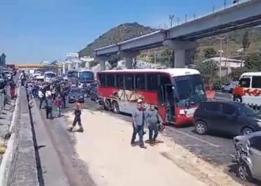 Tráiler causa accidente al quedarse sin frenos en la México-Puebla