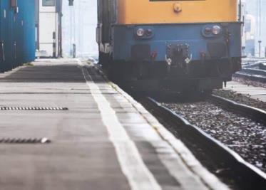 Joven cae de tren en movimiento por grabar TikTok