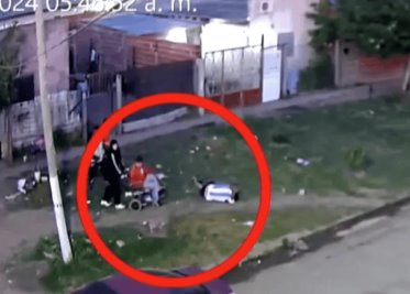 Hombre en silla de ruedas asesina a otro tras una fuerte discusión y escapa | VIDEO