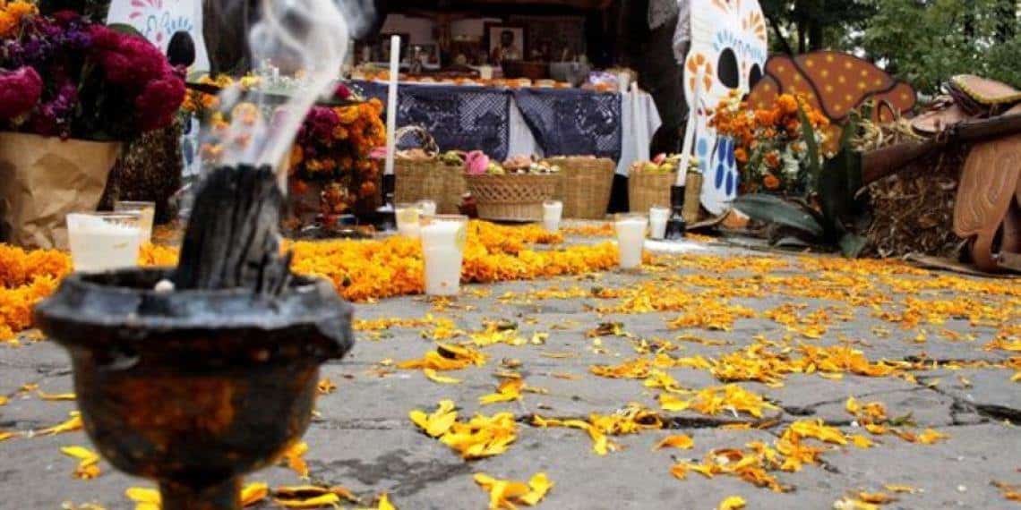 Día de Muertos: El significado del copal e incienso en el altar de muertos