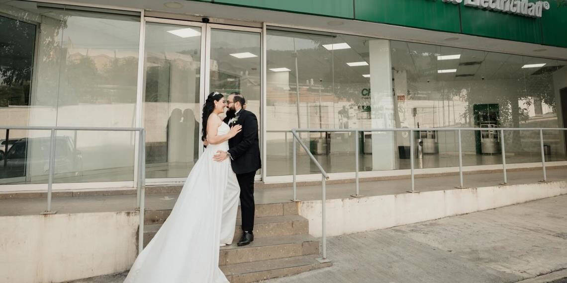 ¡Muy original! Pareja regia tiene sesión de fotos de boda en sucursal de CFE; se conocieron ahí
