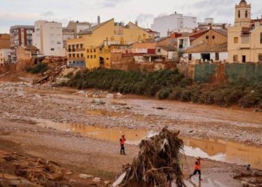 Insultan y lanzan lodo a presidente Pedro Sánchez y reyes de España, tras inundaciones en Valencia