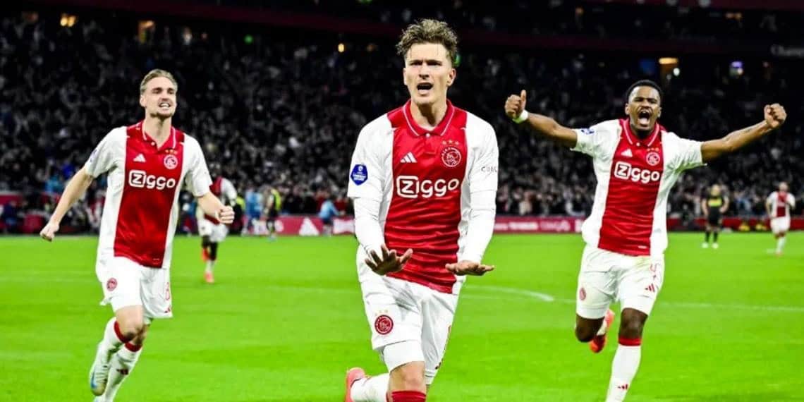 Ajax termina con el invicto del PSV y se aferra a la pelea por el liderato en la Eredivisie
