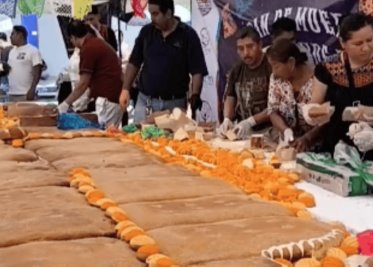 Hornean pan de muerto gigante horneado en Catemaco, Veracruz