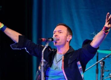 Chris Martin, vocalista de Coldplay, sufre aparatosa caída durante concierto en Australia