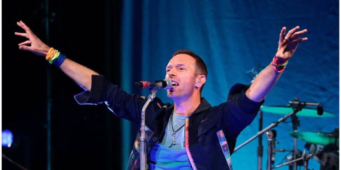 Chris Martin, vocalista de Coldplay, sufre aparatosa caída durante concierto en Australia